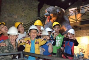 foto ragazzi orso museo